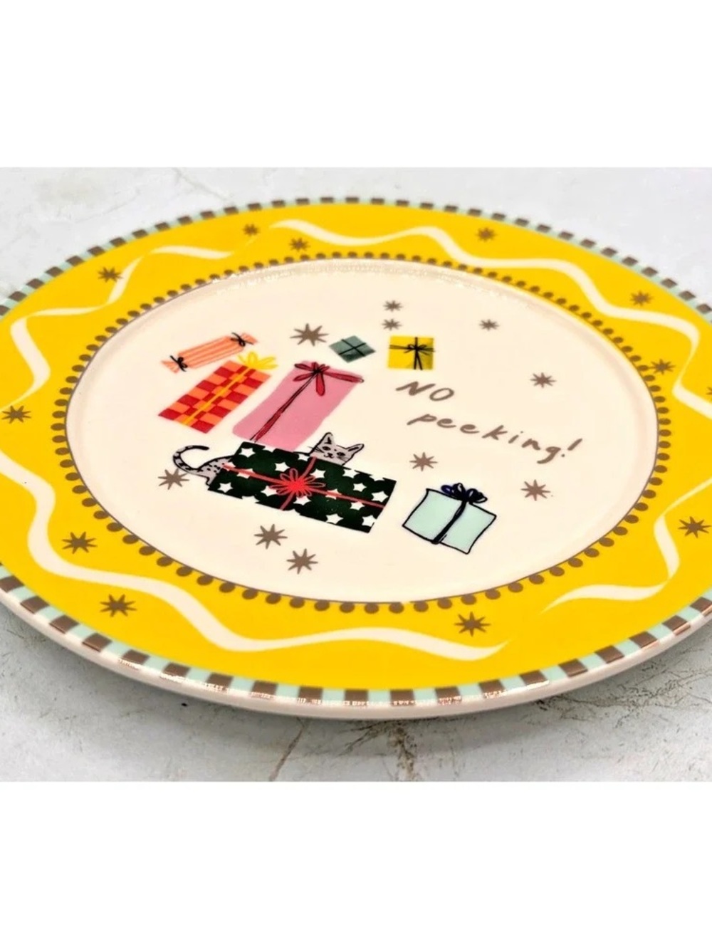 Yellow 'No Peeking!' Decorative Dinner Plate